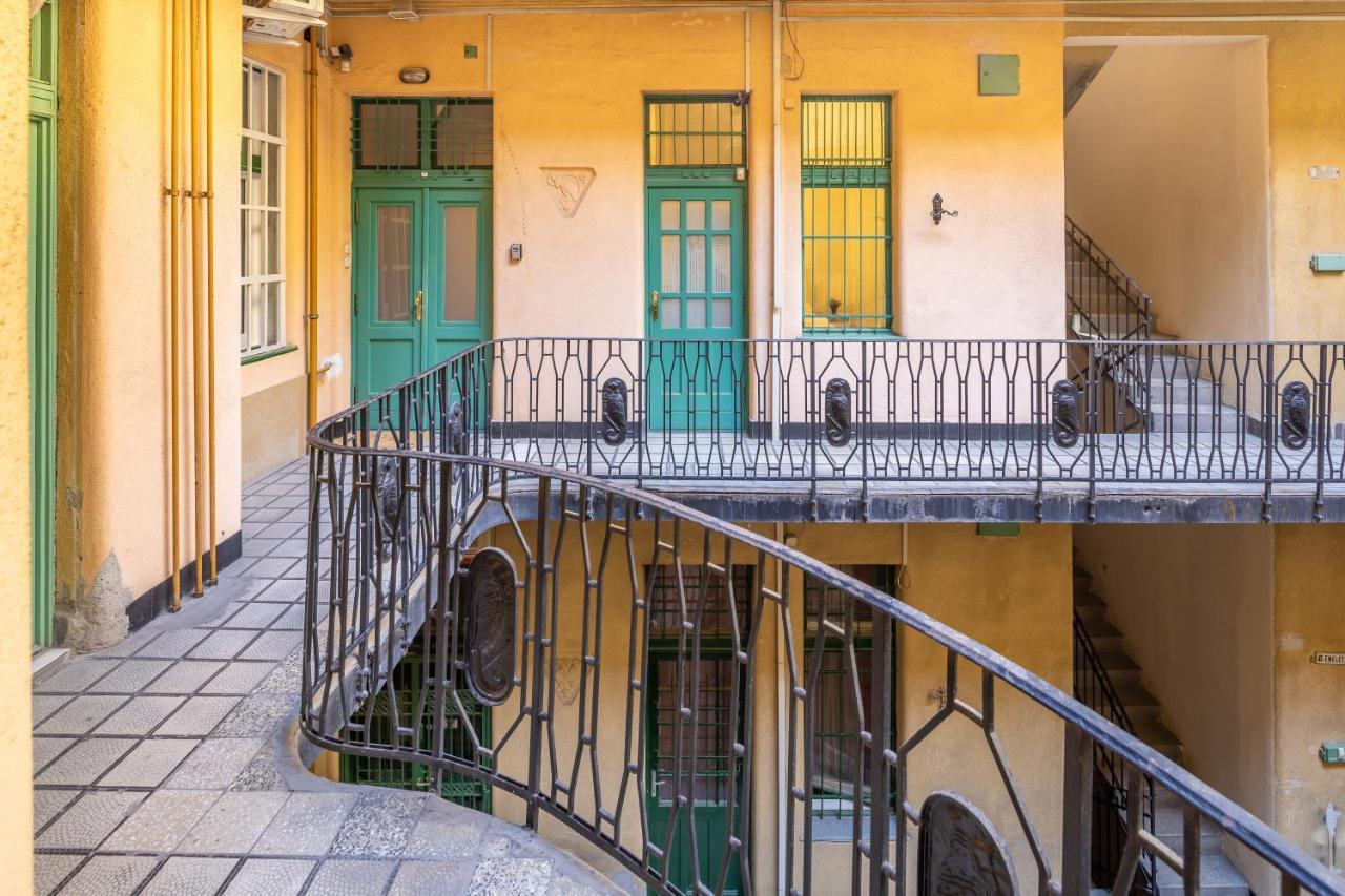 Huge Apartment In The City Center Budapest Extérieur photo