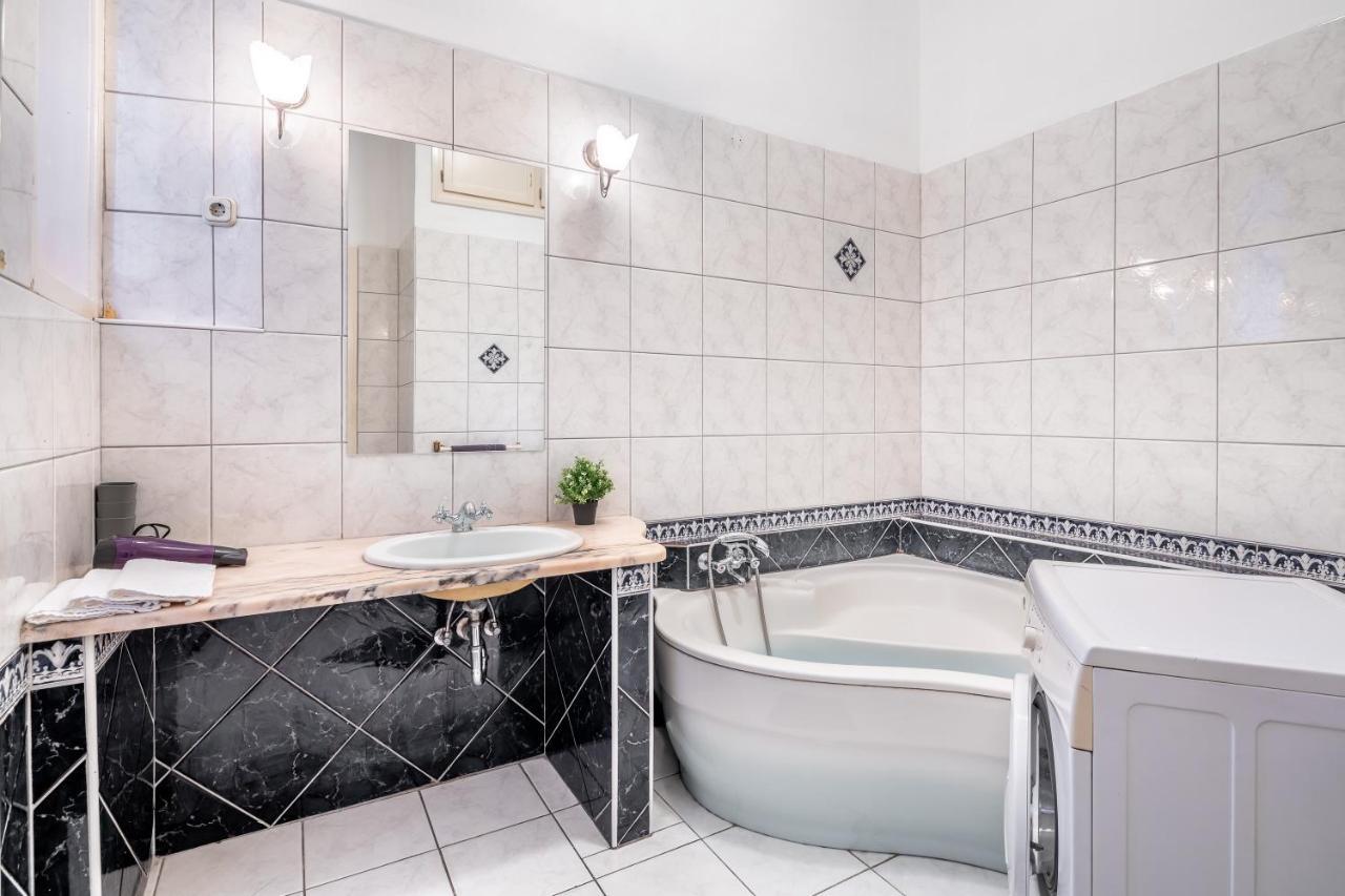 Huge Apartment In The City Center Budapest Extérieur photo